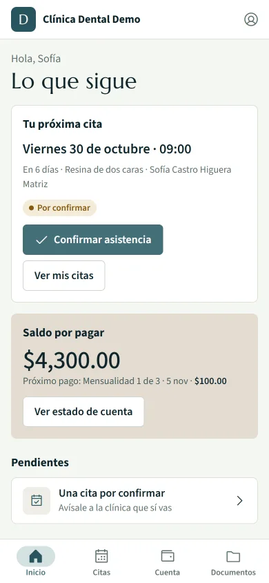 El portal del paciente en el teléfono de Sofía: «Hola, Sofía. Lo que sigue». Su próxima cita, viernes 30 de octubre a las 9:00, en 6 días, resina de dos caras, Matriz, por confirmar, con el botón Confirmar asistencia. Debajo, el saldo por pagar, $4,300.00, y el próximo pago: mensualidad 1 de 3, 5 de noviembre, $100.00.